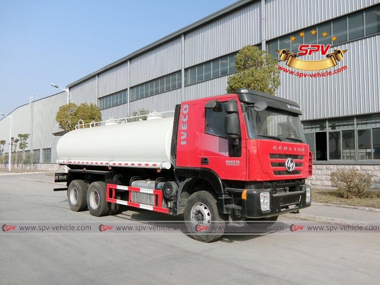 Front Right View: Water Bowser 20,000 liters IVECO Red Front Right View: Water Bowser 20,000 liters IVECO Red